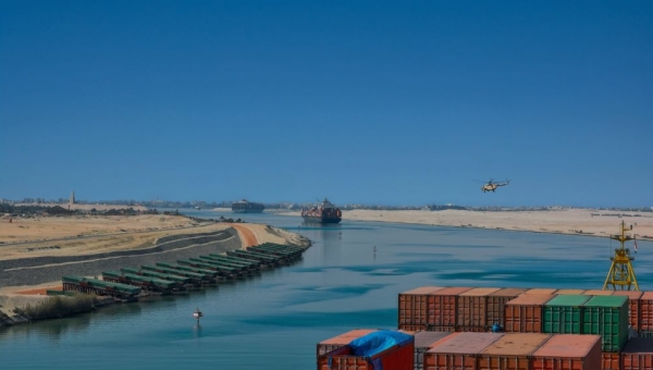 Satiksme caur Suecas kanālu būtiski sarukusi; aug spriedze globālajā tirdzniecībā